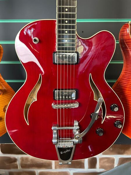 Hofner Verythin HVSC-R Red Semi-Hollow Electric Guitar | red, image 4 of 5