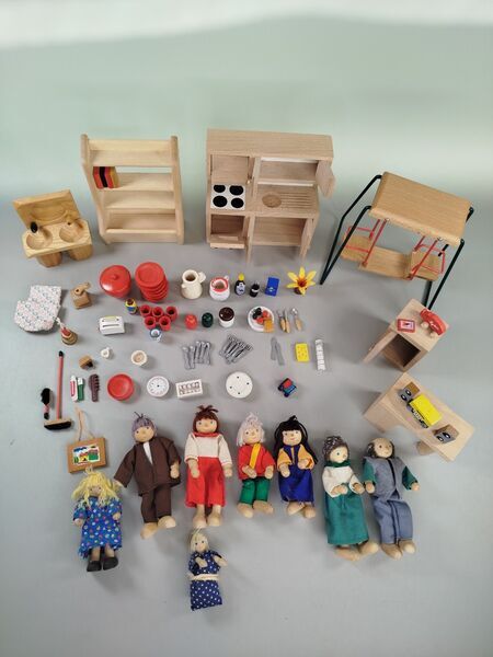Holz Puppenhaus Spielset - Mit Möbel & Zubehör | mehrfarbig 1