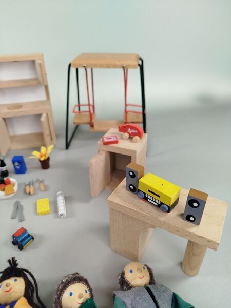 Holz Puppenhaus Spielset - Mit Möbel & Zubehör | mehrfarbig 3