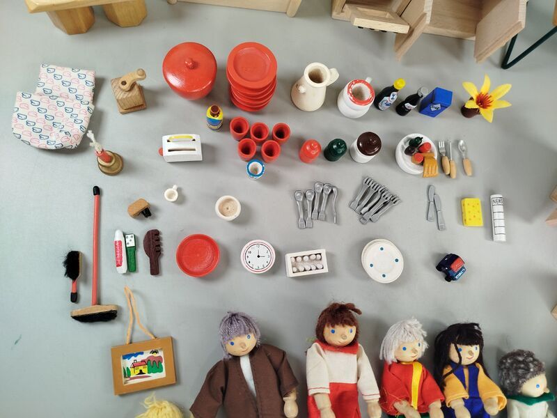 Holz Puppenhaus Spielset - Mit Möbel & Zubehör | mehrfarbig 4