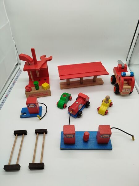 Holzspielzeug – Kran, Fahrzeuge, Tankstelle | mehrfarbig 5