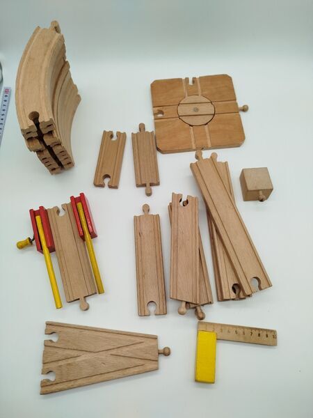 Holzspielzeug Zugspielset – Schienen & Gebäude, Set von 20+ Teilen | mehrfarbig 1