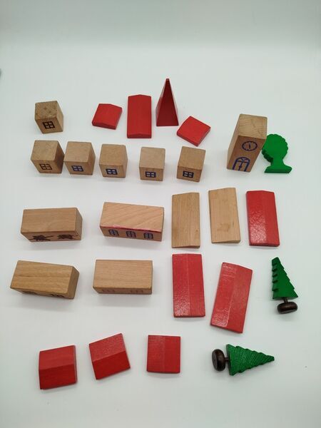 Holzspielzeug Zugspielset – Schienen & Gebäude, Set von 20+ Teilen | mehrfarbig 3