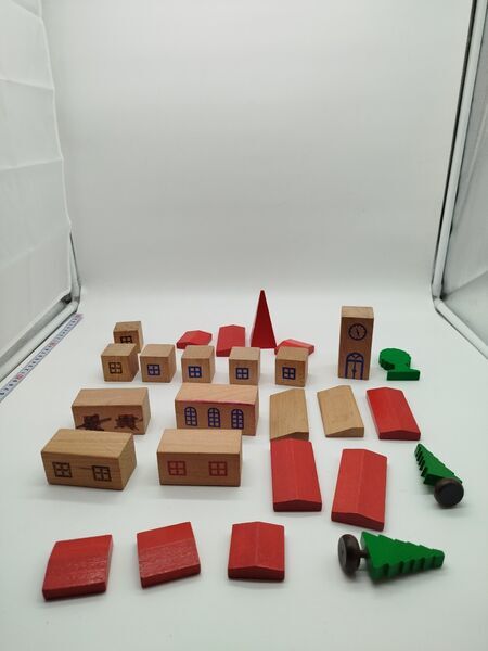 Holzspielzeug Zugspielset – Schienen & Gebäude, Set von 20+ Teilen | mehrfarbig 4