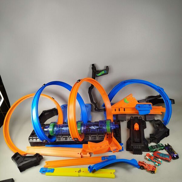 Hot Wheels Action 4 Loopings Crash Danger Rennbahne | mehrfarbig, image 1 of 3