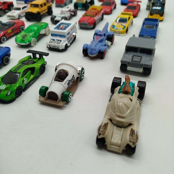 Hot Wheels Bundle 33x Miniaturautos aus Metalle | multicolored, image 1 of 3