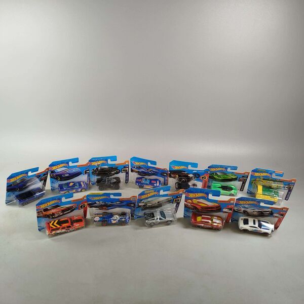 Hot Wheels Bundle Forza Halo Teenage Mutant Ninja Turtles Back to the Future 12x Rennwagen & Modellautose | multicolored, image 1 of 5
