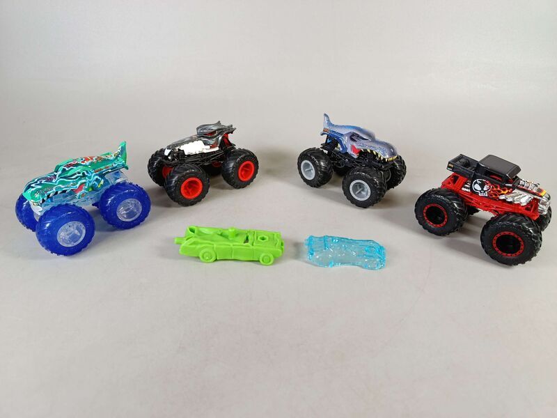 Hot Wheels Bundle Monster Trucks Mega Wrex, Mega Hai & Wolf Set von 4 Spielzeugautose | mehrfarbig, image 1 of 3