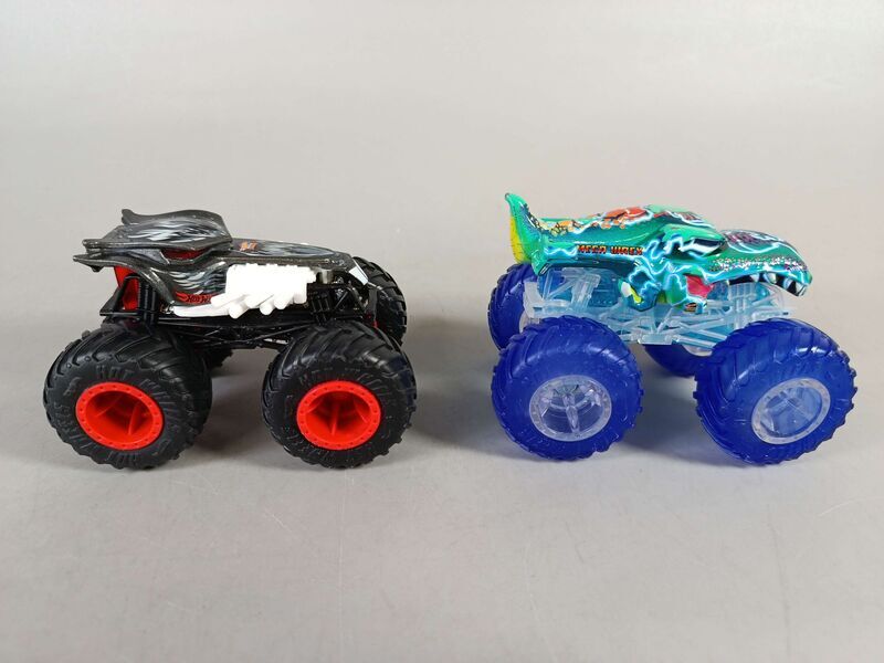 Hot Wheels Bundle Monster Trucks Mega Wrex, Mega Hai & Wolf Set von 4 Spielzeugautose | mehrfarbig, image 2 of 3