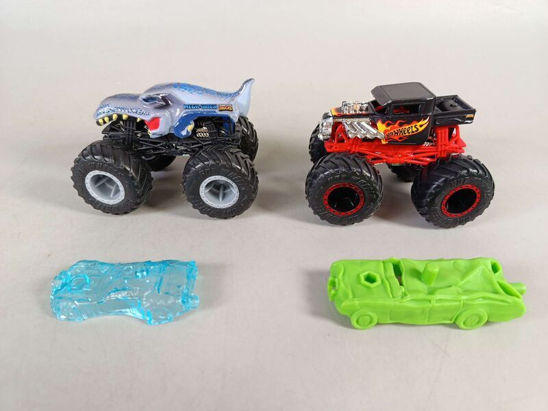 Hot Wheels Bundle Monster Trucks Mega Wrex, Mega Hai & Wolf Set von 4 Spielzeugautose | mehrfarbig, image 3 of 3