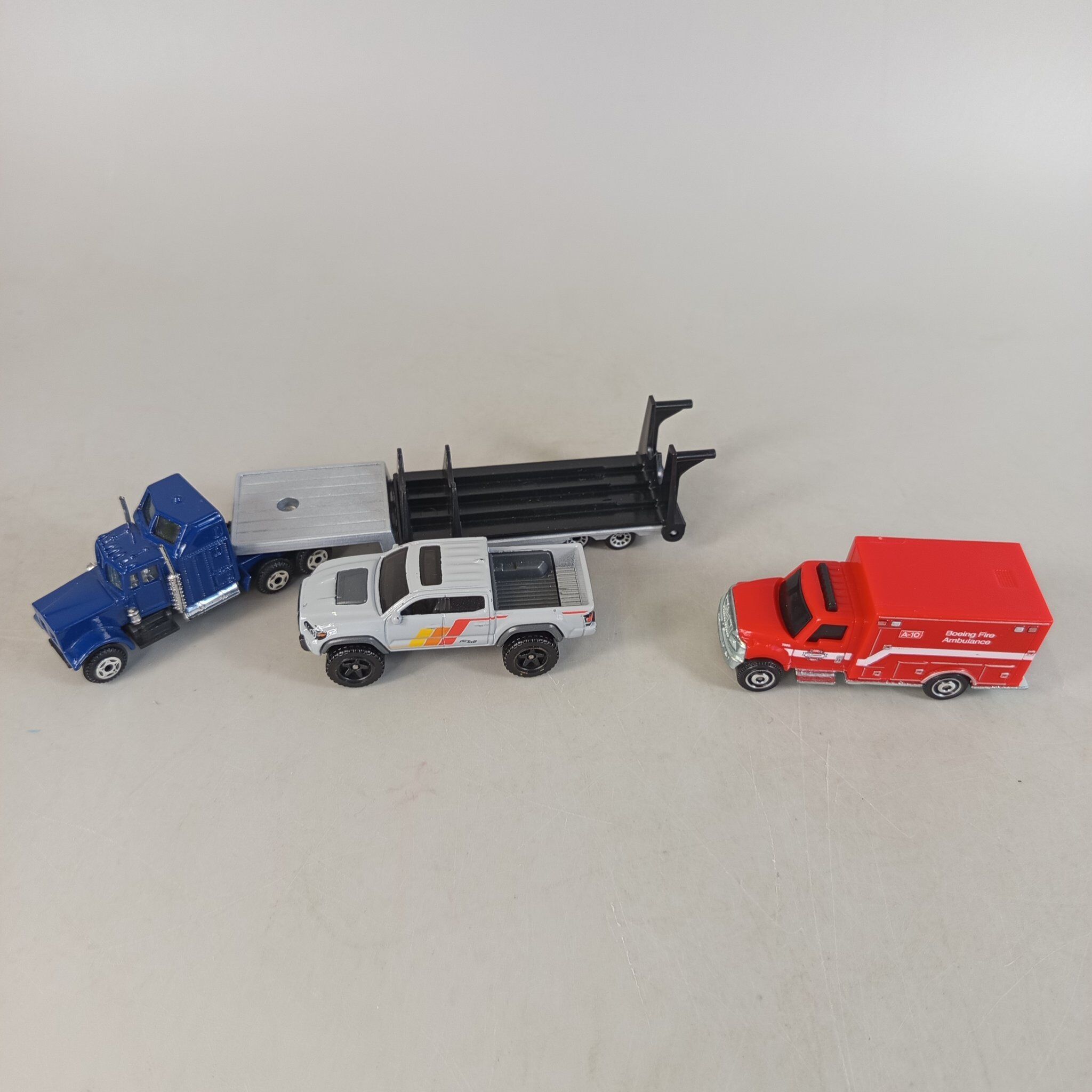 Hot Wheels Bundle Autos, Traktoranhänger, Rakete, Feuerwehrfahrzeug & Pferdefigur