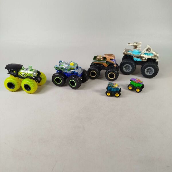 Hot Wheels & Mattel Bundle Monstertrucks Set von 6 Modellautose | mehrfarbig, image 1 of 3