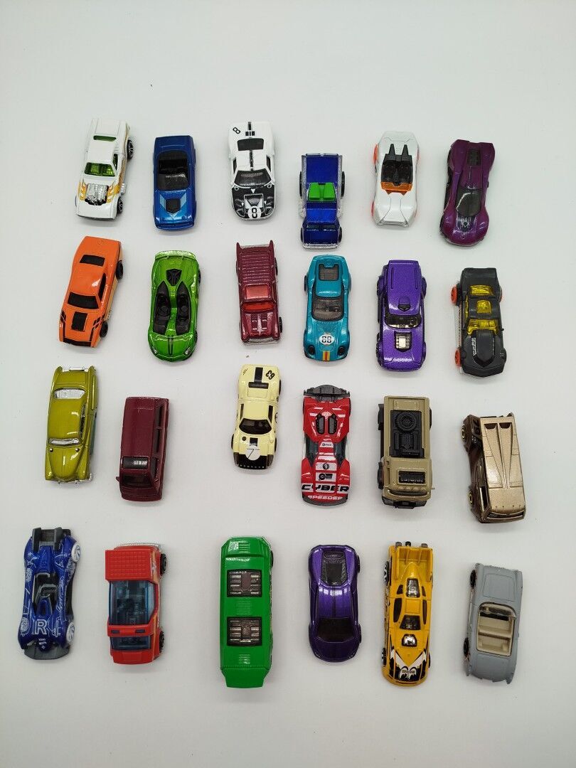 Hot Wheels Miniaturautos Set von 24 Fahrzeugen