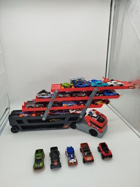 Hot Wheels Modellautos Set | Autotransporter and 44 Fahrzeuge | multicolored 1
