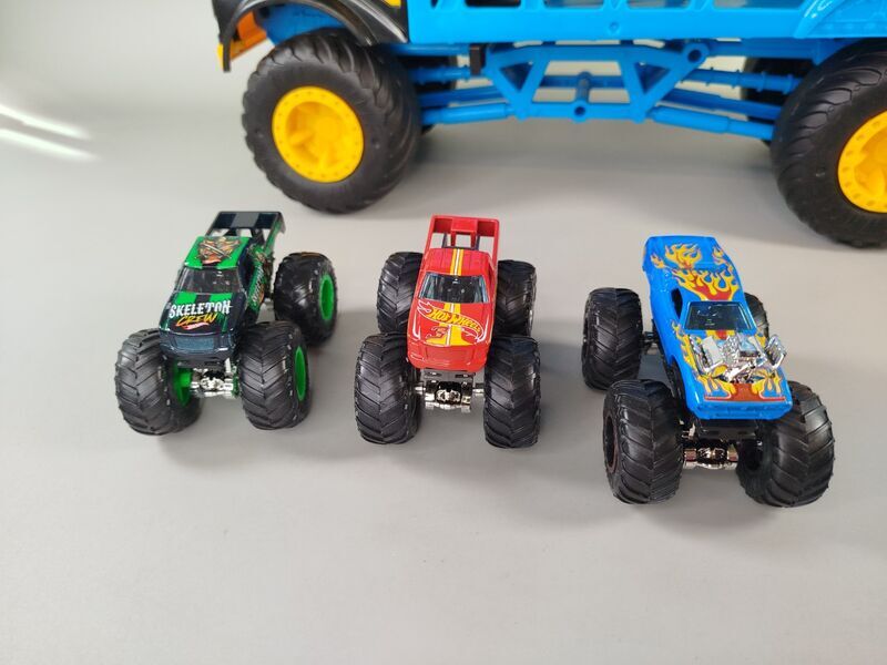 Hot Wheels Monster Trucks Set - Transporter mit 3 Trucks | multicolored 3