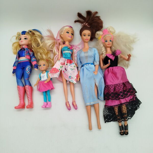 Mattel Bundle Barbie Set von 12 Puppen mit Zubehöre | mehrfarbig, image 1 of 4