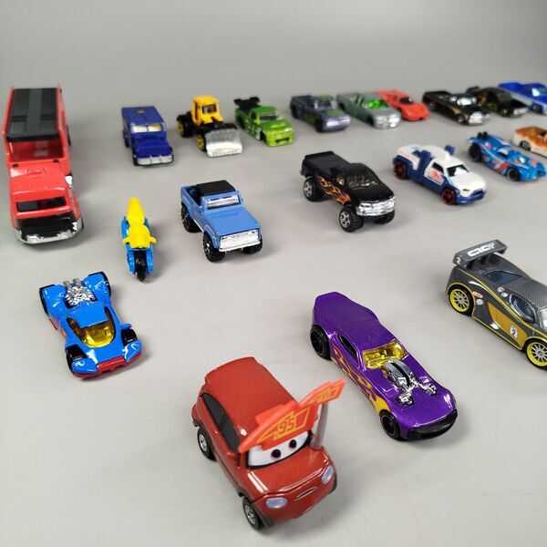 Mattel Bundle Cars & Batman 29 Fahrzeuge Autos Motorrad Flugzeuge | multicolored, image 1 of 3