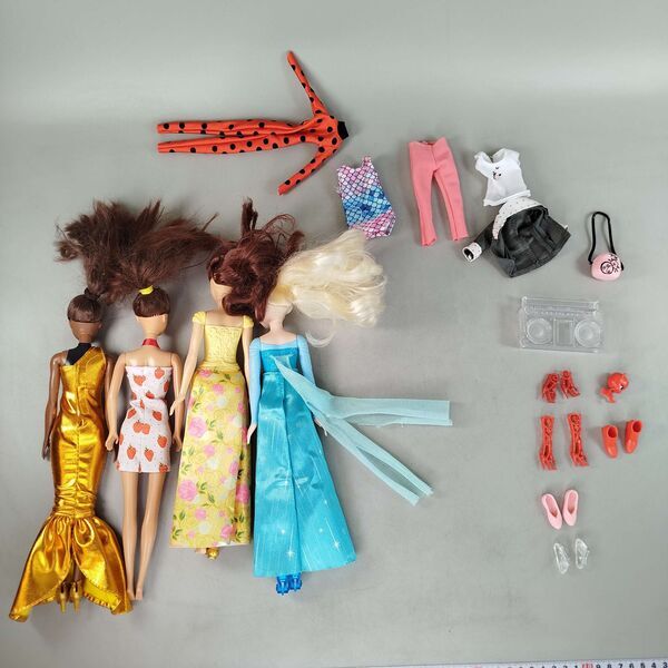Mattel Bundle Modepuppen 4x Figuren & Zubehöre | mehrfarbig, image 1 of 2
