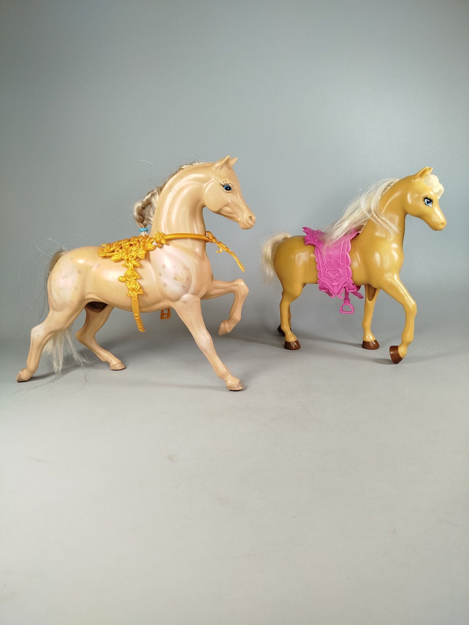 Mattel Bundle Pferde Set von 2 Pferdefiguren mit Sattel & Zaumzeug