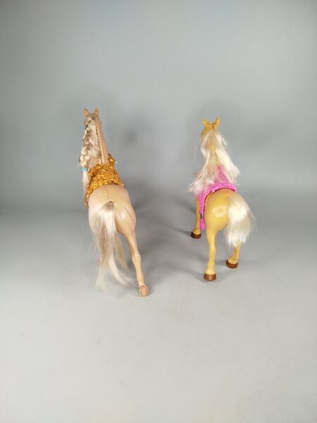 Mattel Bundle Pferde Set von 2 Pferdefiguren mit Sattel & Zaumzeuge | mehrfarbig, image 2 of 2