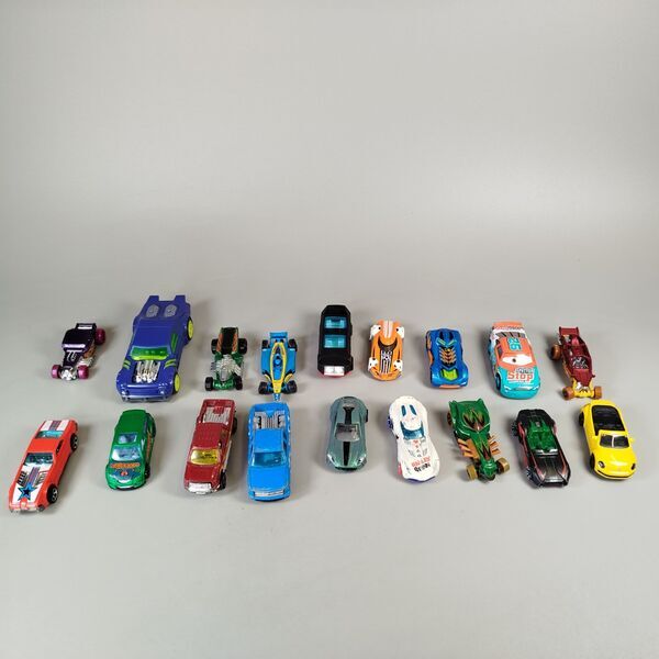 Mattel Hot Wheels Set von 18 Autos, Disneys Cars | multicolored 1