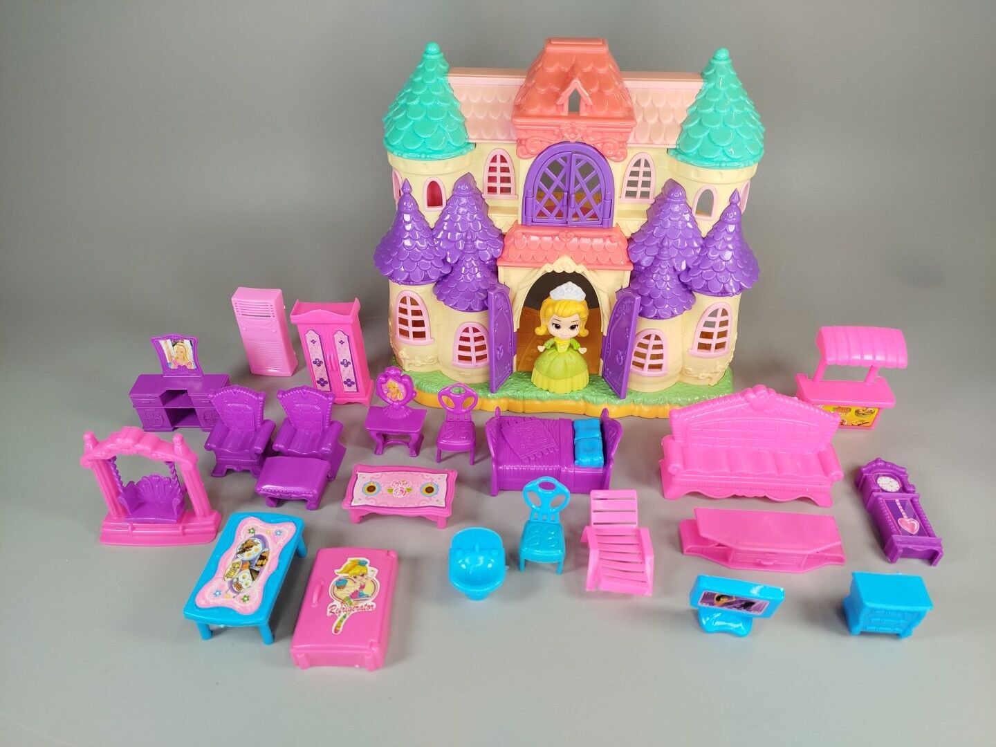 Mattel Sofia die Erste - Schloss mit Möbeln, Zubehör & Amber