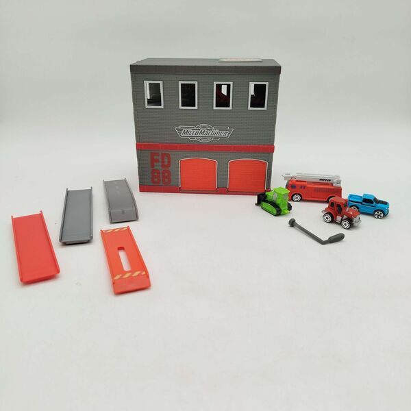 Micro Machines Bundle Micro City Fire and Rescue FD 88 großes Set Feuerwehr Garage Fahrzeuge & Rampene | mehrfarbig, image 1 of 4