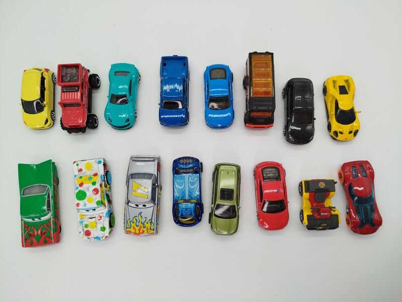 Modellauto Set von 16 - Rennwagen, Lader, Cartoon-Themen | mehrfarbig 1