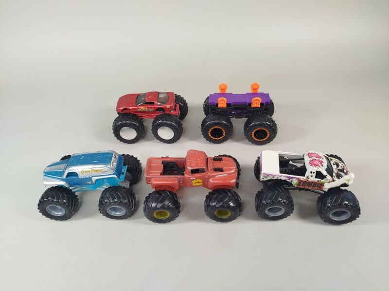Monster Trucks Spielzeugautos - Set von 5 Fahrzeugen | mehrfarbig 2