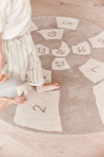 Oyoy Nautilus Hüpfspiel Teppich | brown 2