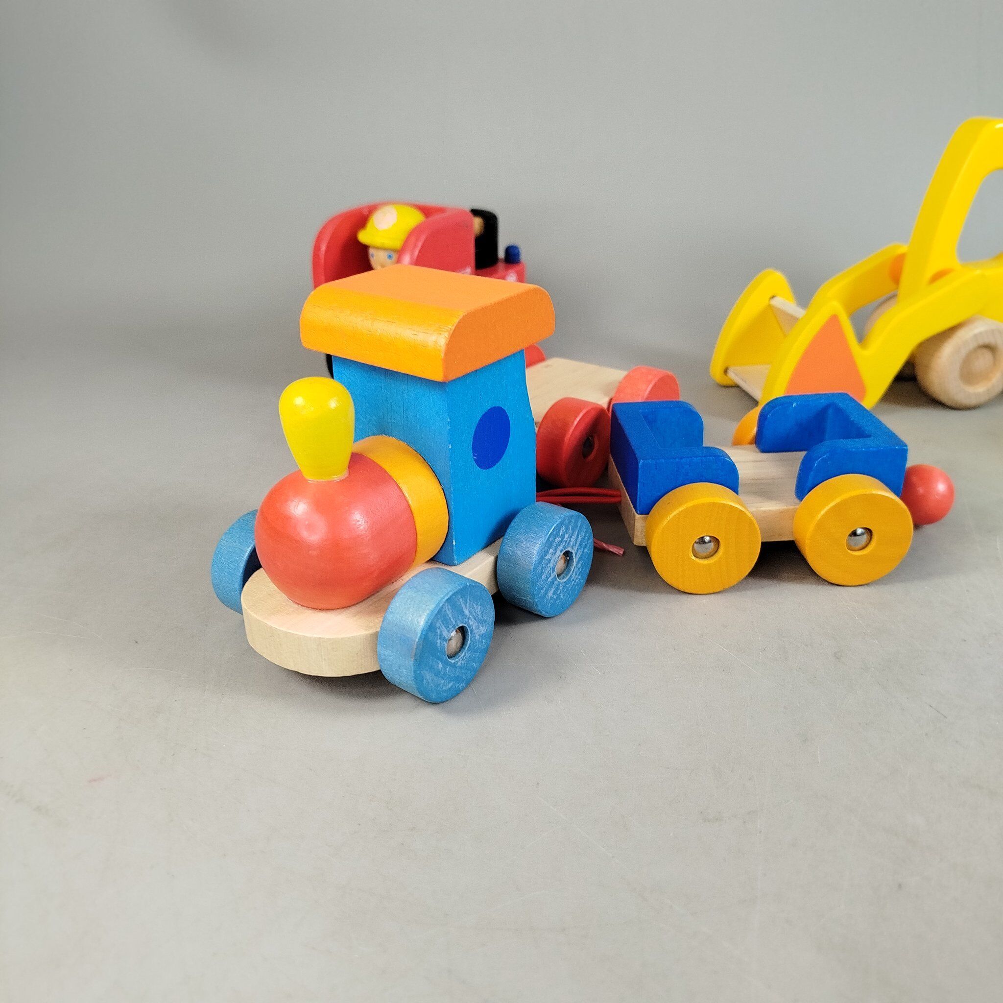PlanToys Bundle Set von 4 Polizei, Zug, Bagger & Feuerwehrautoe