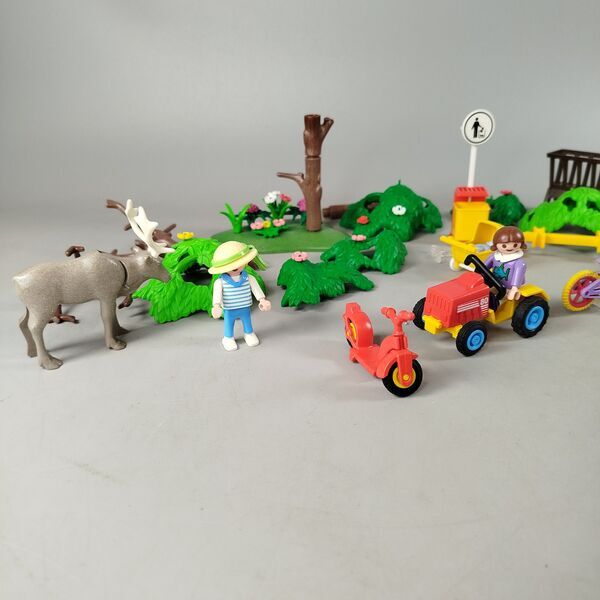 Playmobil Bundle Bauernhof Traktor Anhänger Fahrrad Kinderwagen Figuren Hirsche | multicolored, image 1 of 2