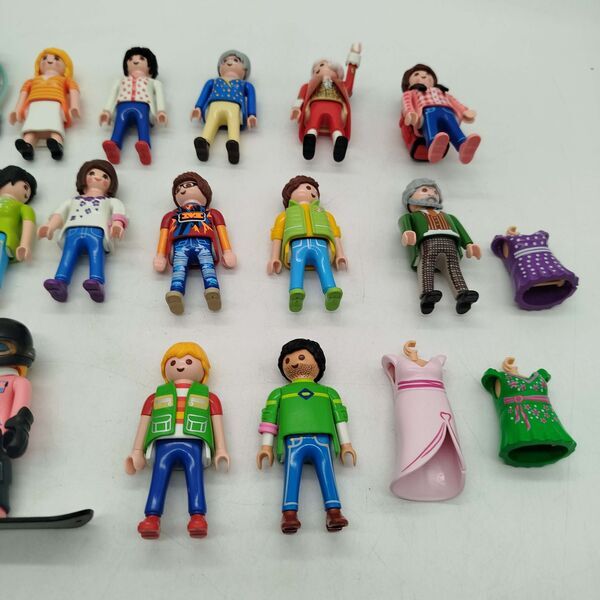 Playmobil Bundle Erwachsene Set von 16 Figuren & Kleidunge | mehrfarbig, image 2 of 2