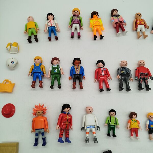 Playmobil Bundle Figuren Set von 38 Menschen & Tieree | multicolored, image 1 of 3