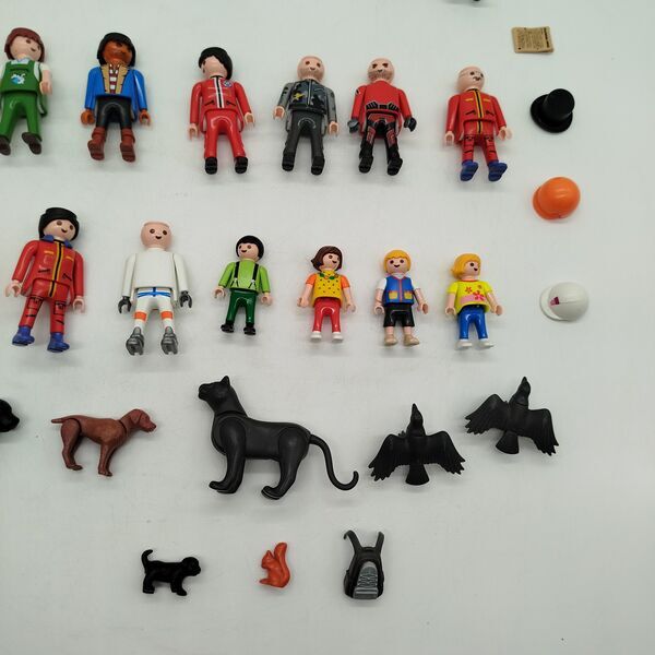Playmobil Bundle Figuren Set von 38 Menschen & Tieree | multicolored, image 2 of 3