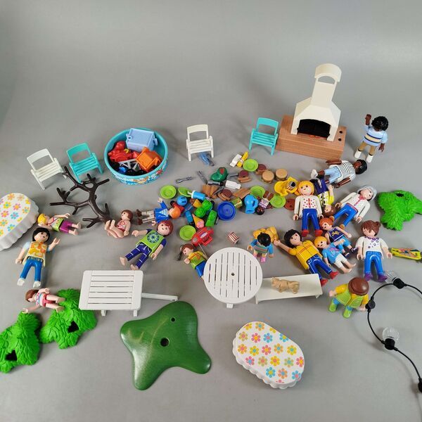 Playmobil Bundle Gartenparty Figuren & Pool Möbele | mehrfarbig, image 1 of 1