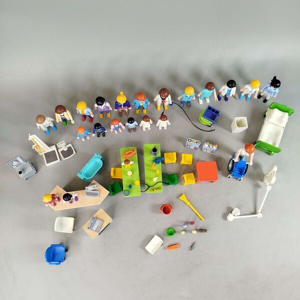 Playmobil Bundle Krankenhaus Set von 22 Figuren & Zubehöre | mehrfarbig, image 1 of 2