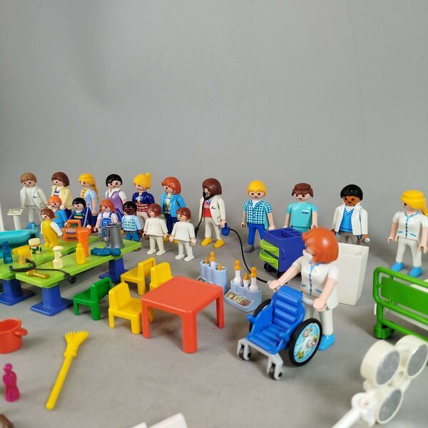 Playmobil Bundle Krankenhaus Set von 22 Figuren & Zubehöre | mehrfarbig, image 2 of 2