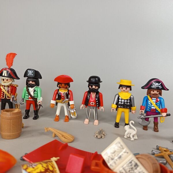 Playmobil Bundle pirates 13x figures & accessories | multicolored, image 1 of 3