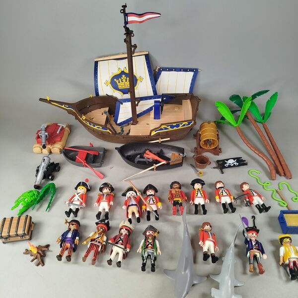 Playmobil Bundle pirates ship mit 15 figures & accessories | multicolored, image 1 of 4