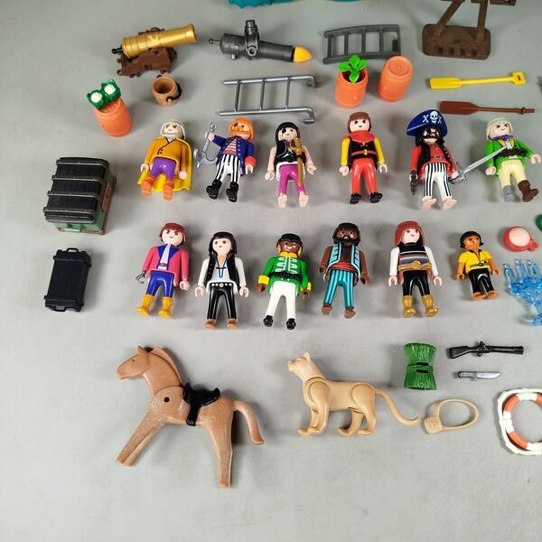 Playmobil Bundle pirates set von 15 figures & animals | multicolored, image 1 of 3