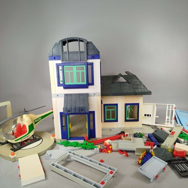 Playmobil Bundle Polizei 3907 3988 Set von 2 Station & Hubschraubere | mehrfarbig, image 1 of 4