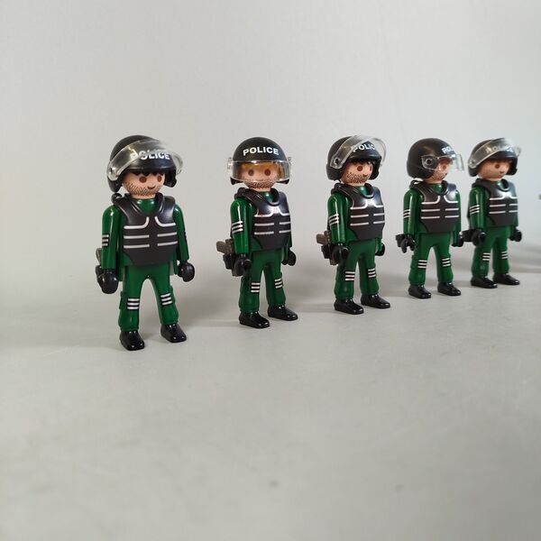 Playmobil Bundle police & fire department set von 11 figures | multicolored, image 2 of 3