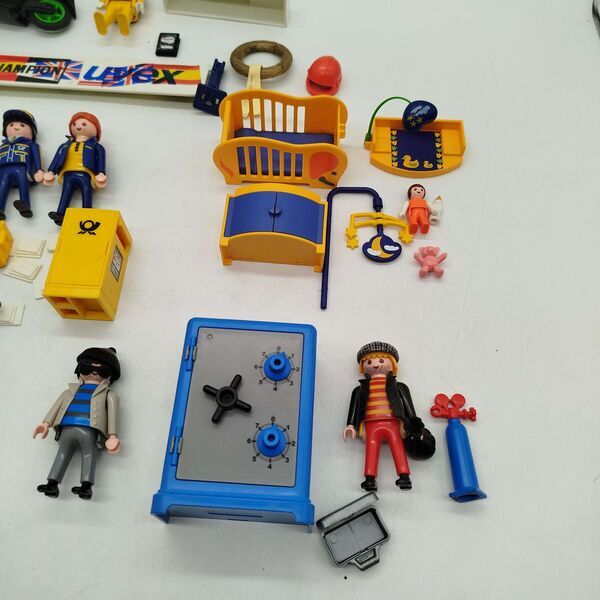 Playmobil Bundle Post & Motorradrennen Figuren & Zubehöre | mehrfarbig, image 1 of 2