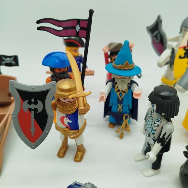 Playmobil Bundle knight & pirates set of 8 figures | multicolored, image 2 of 5