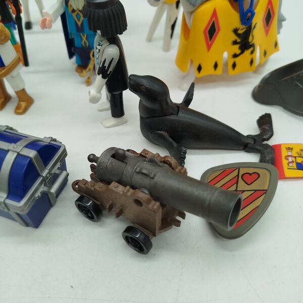 Playmobil Bundle knight & pirates set of 8 figures | multicolored, image 3 of 5