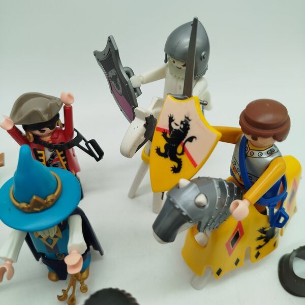 Playmobil Bundle knight & pirates set of 8 figures | multicolored, image 4 of 5
