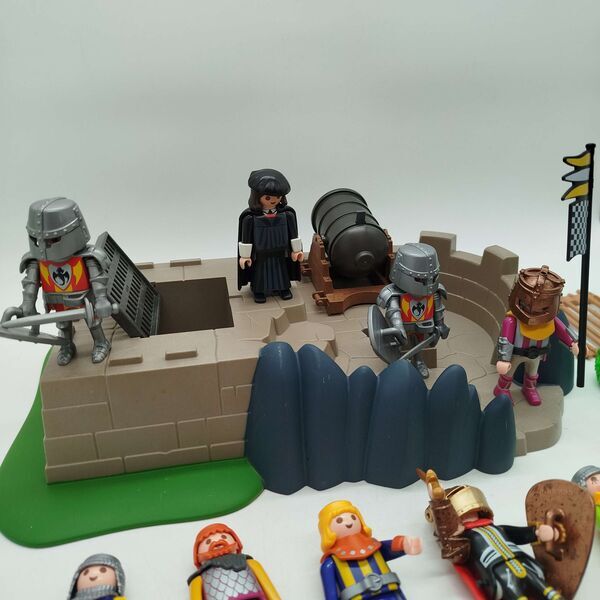 Playmobil Bundle Ritterburg set von 12 figures Burg & Kanone | multicolored, image 1 of 2
