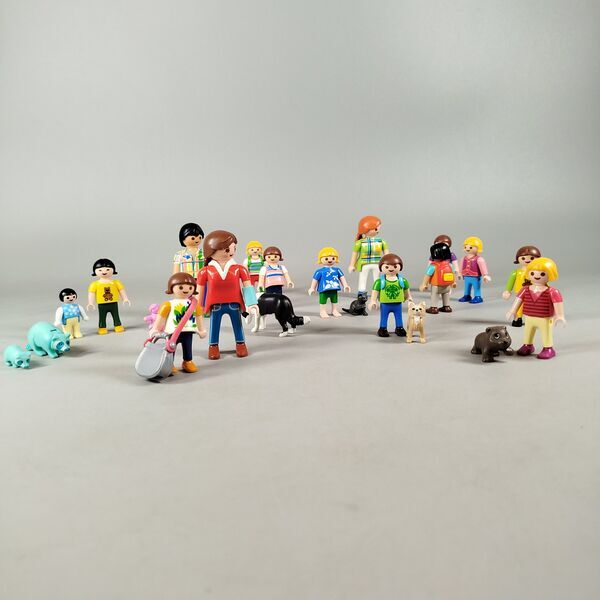 Playmobil Bundle Set von 21 Figuren, Möbel & Tieree | multicolored, image 4 of 5