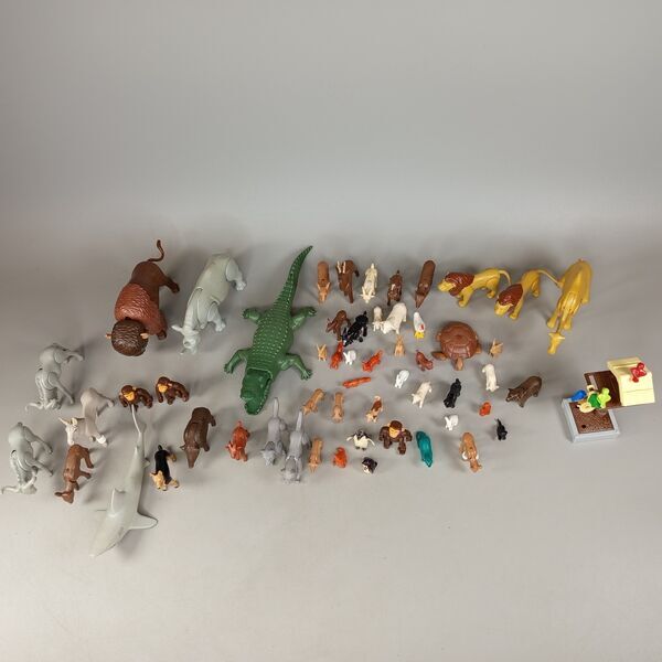 Playmobil Bundle animals & people figures | multicolored, image 1 of 3